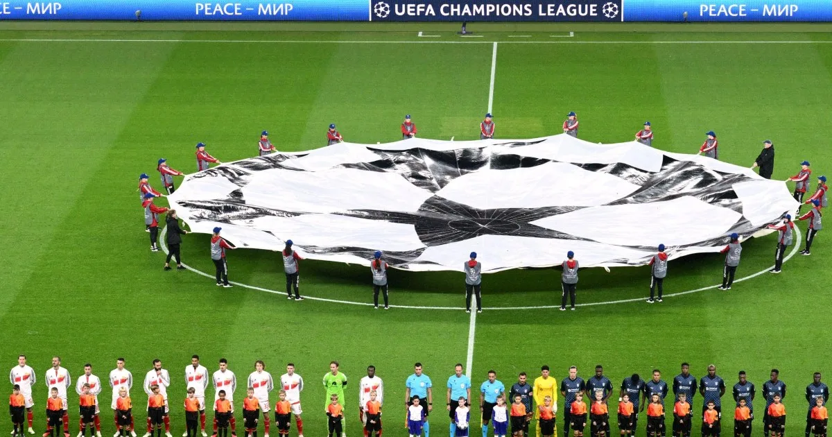 世界杯级别的国际足球比赛场景